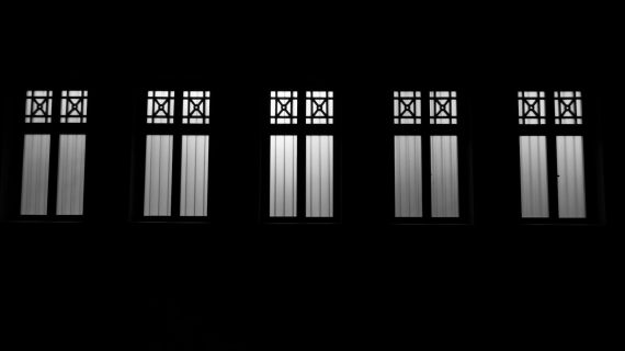 Bunuh Suara Berlebihan! 5 Cara Meredam Suara Ruangan