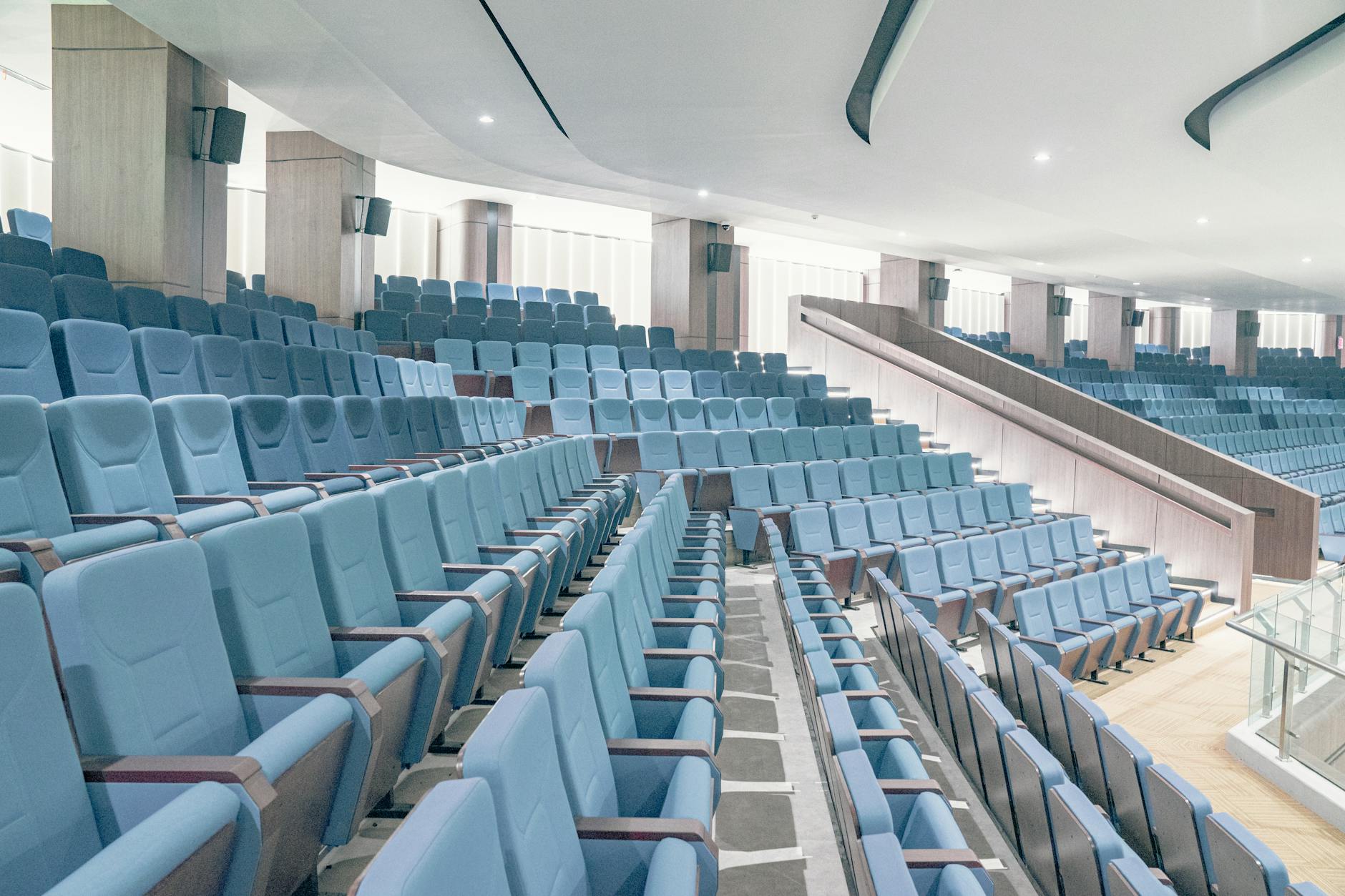 Auditorium modern dengan ballroom akustik tinggi, pencahayaan elegan, dan desain interior yang menawan