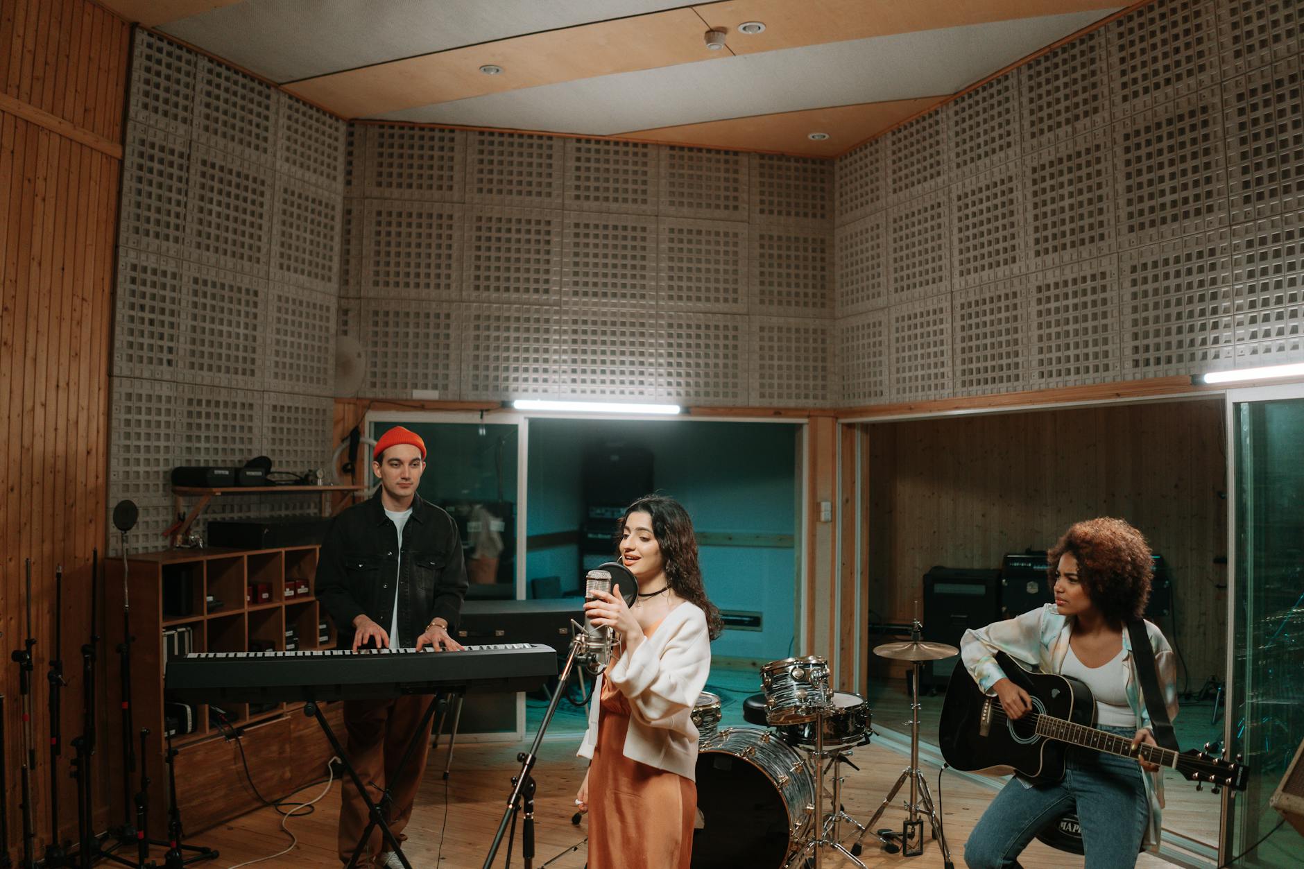 Diagram perbandingan peredam suara dan kedap suara menunjukkan cara kerja masing-masing dalam mengurangi kebisingan