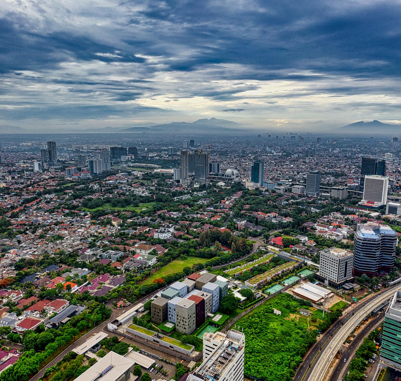 Tim profesional jasa peredam suara di Jakarta memasang panel akustik untuk ruang kantor tenang.
