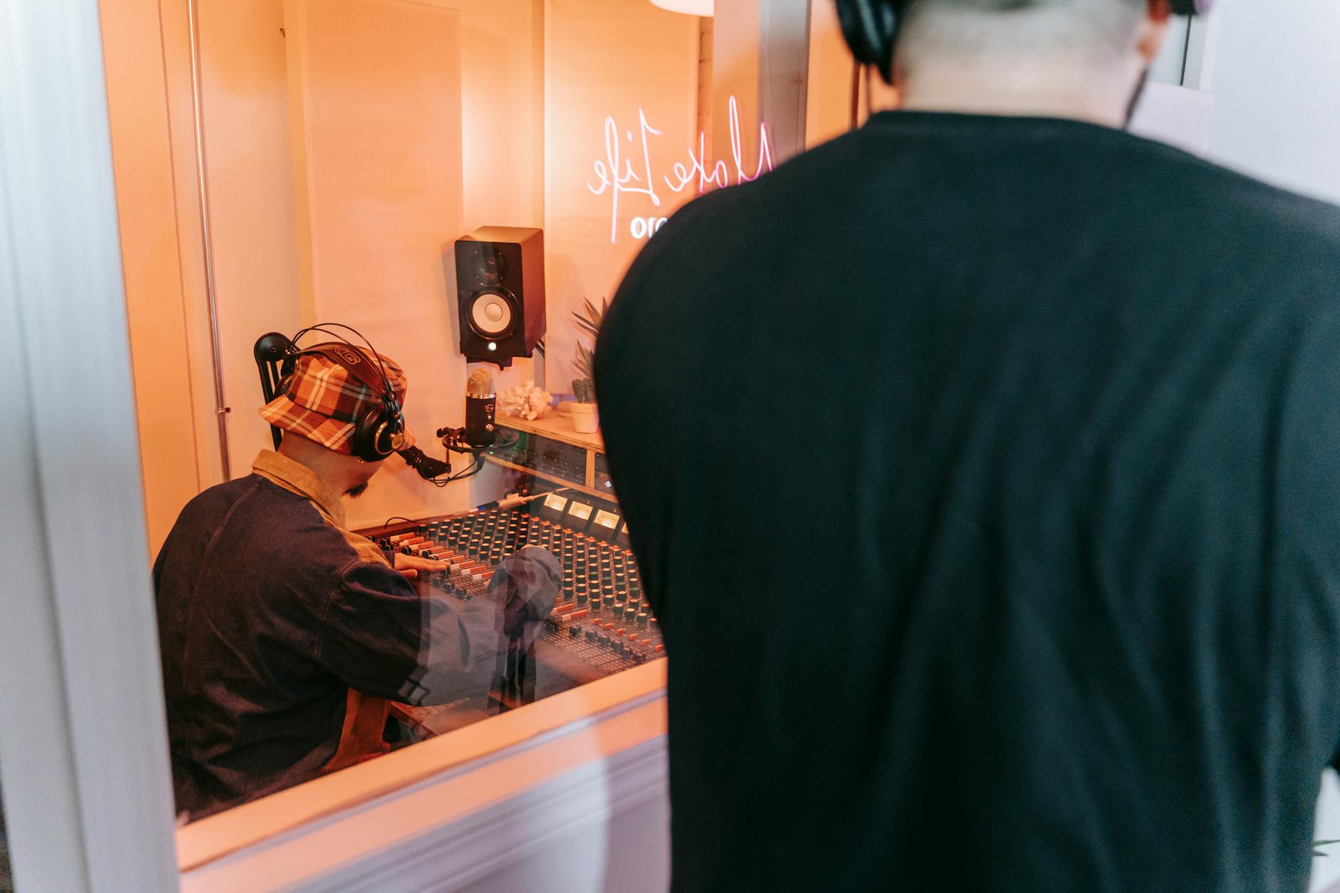 Studio musik kedap suara profesional untuk rekaman berkualitas tinggi tanpa gangguan suara dari luar.