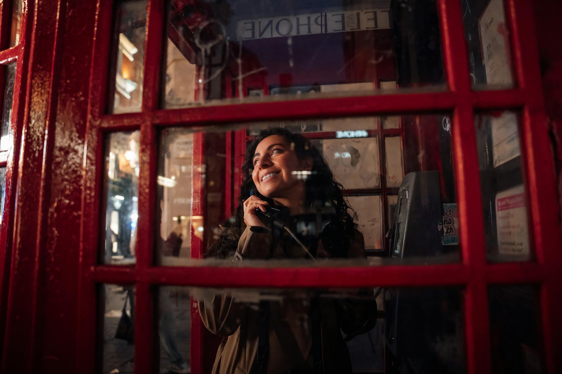 Phone booth kedap suara untuk privasi dan konsentrasi di ruang kerja yang bising.