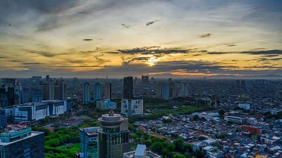 Menghindari Kelembaban Bangunan Jakarta dengan Jasa Peredam Suara Profesional