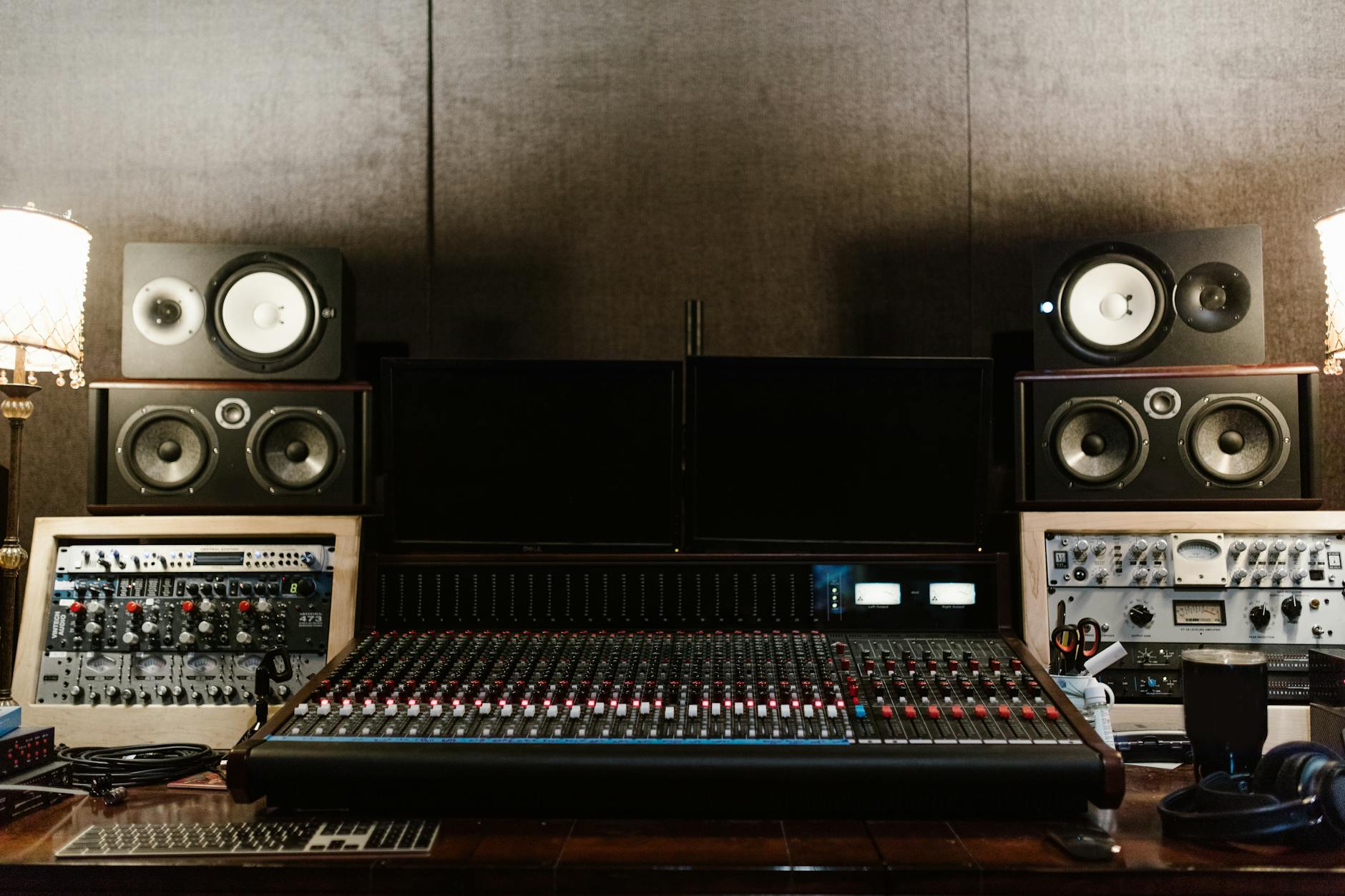 Jasa pembuatan studio musik profesional untuk musisi dan produser.