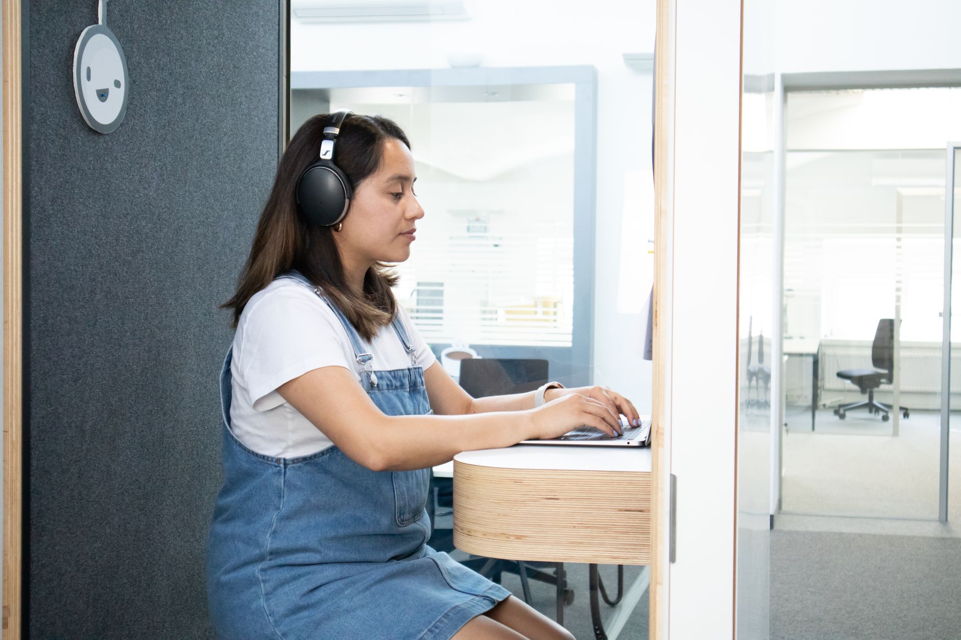 Ruangan pod kantor soundproof modern untuk privasi maksimal